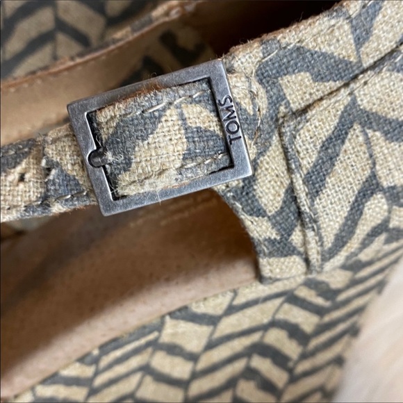 Toms Peep Toe Wedge Sandals Print Gray Cream 7.5 - Picture 2 of 11